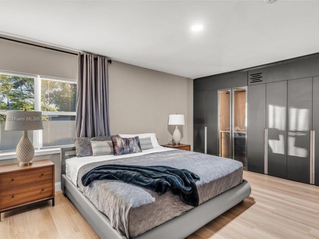 Продажа дома по адресу 1100 NW 7th Ave - фото 5892451