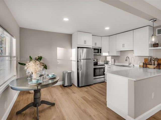 Продажа дома по адресу 1100 NW 7th Ave - фото 5892454