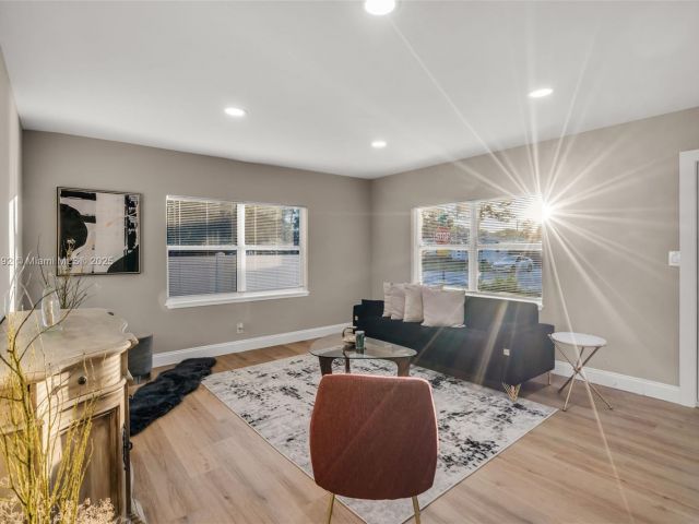 Продажа дома по адресу 1100 NW 7th Ave - фото 5892457