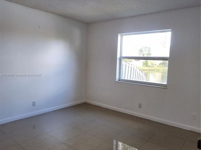 Продажа дома по адресу 9711 SW 57th St - фото 5949896