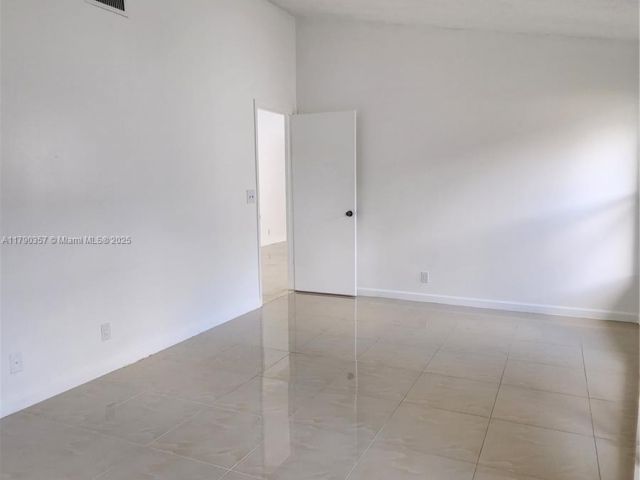 Продажа дома по адресу 9711 SW 57th St - фото 5949899