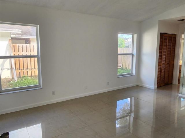 Продажа дома по адресу 9711 SW 57th St - фото 5949908