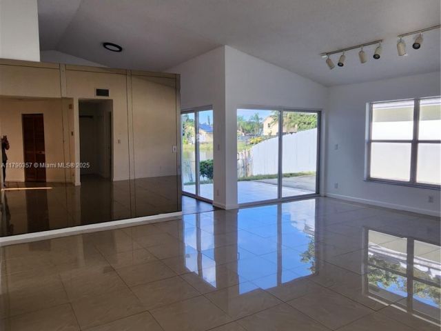 Продажа дома по адресу 9711 SW 57th St - фото 5949909