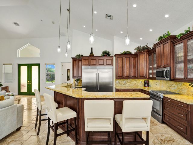 Дом в аренду по адресу 785 NE 71st Street - фото 5977742