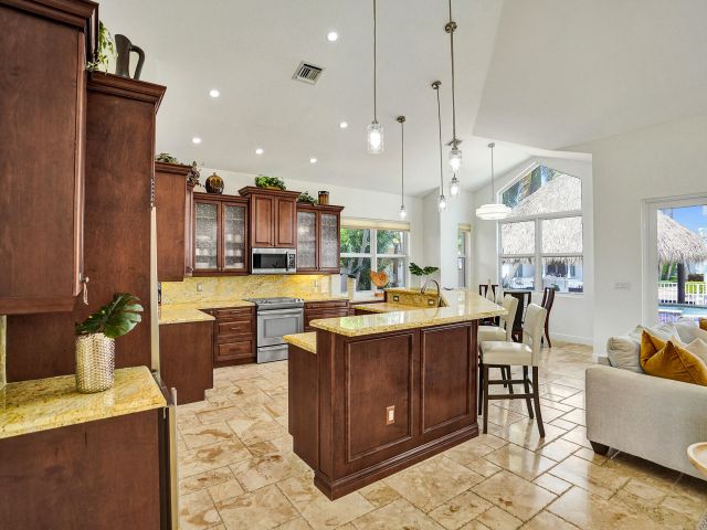 Дом в аренду по адресу 785 NE 71st Street - фото 5977743