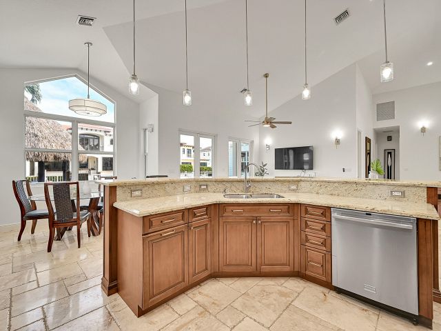 Дом в аренду по адресу 785 NE 71st Street - фото 5977744