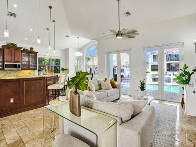 Дом в аренду по адресу 785 NE 71st Street - фото 5977748