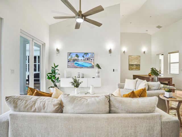 Дом в аренду по адресу 785 NE 71st Street - фото 5977751