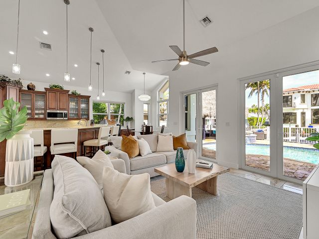 Дом в аренду по адресу 785 NE 71st Street - фото 5977753