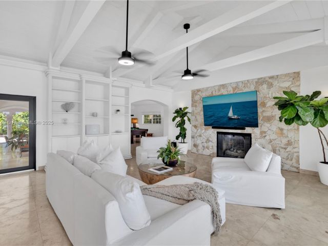 Дом в аренду по адресу 2 S Hibiscus Dr - фото 5872427