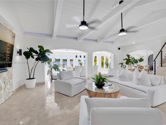 Дом в аренду по адресу 2 S Hibiscus Dr - фото 5872428