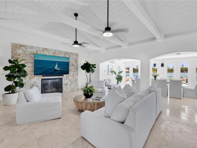 Дом в аренду по адресу 2 S Hibiscus Dr - фото 5872429