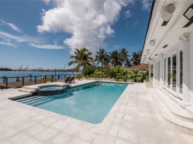 Дом в аренду по адресу 2 S Hibiscus Dr - фото 5872440