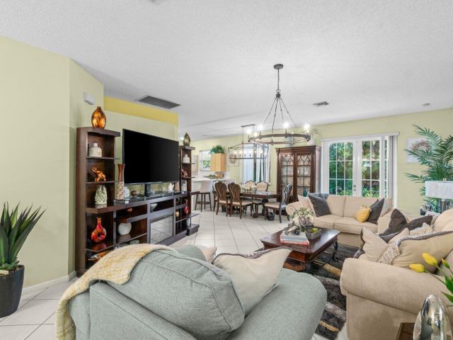 Продажа дома по адресу 1405 Fairway Circle - фото 6230990