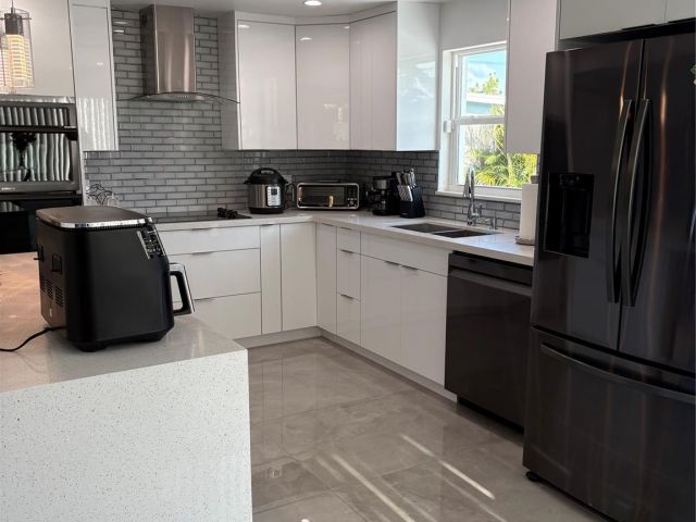 Продажа дома по адресу 1210 NE 42nd Ct - фото 6000417