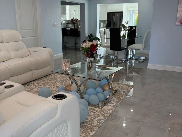 Продажа дома по адресу 1210 NE 42nd Ct - фото 6000426