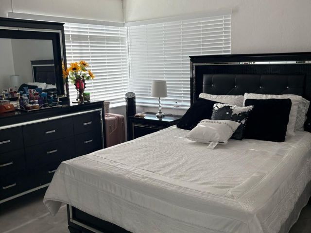 Продажа дома по адресу 1210 NE 42nd Ct - фото 6000427