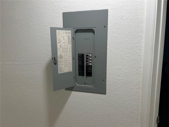 Продажа дома по адресу 1446 NW 61st St - фото 6097830