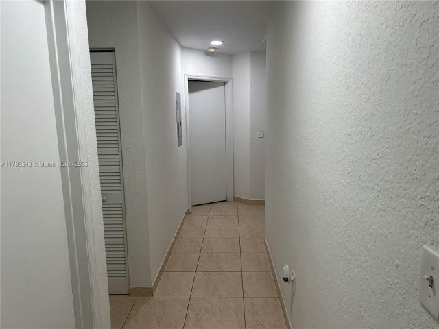 Продажа дома по адресу 1446 NW 61st St - фото 6097832