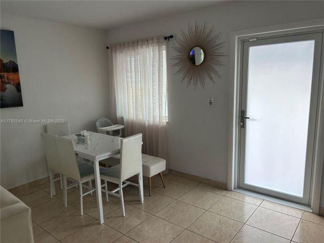 Продажа дома по адресу 1446 NW 61st St - фото 6097836