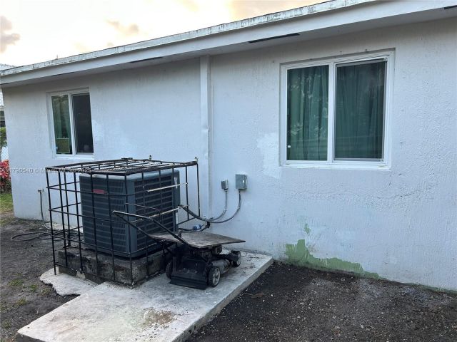 Продажа дома по адресу 1446 NW 61st St - фото 6097838