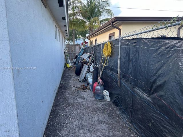 Продажа дома по адресу 1446 NW 61st St - фото 6097840