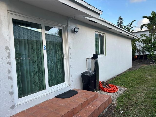 Продажа дома по адресу 1446 NW 61st St - фото 6097843