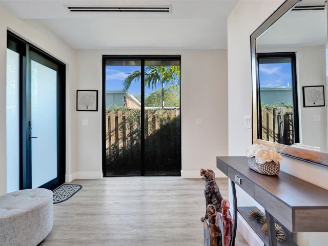 Продажа дома по адресу 1238 NE 17th Ave 2 - фото 6024860