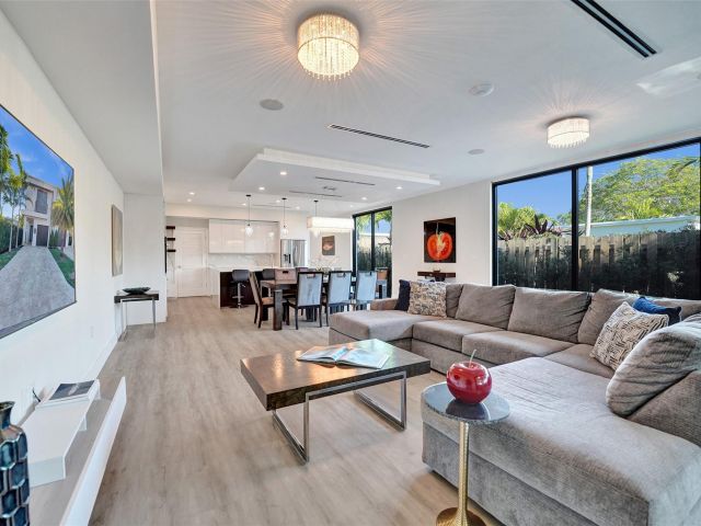 Продажа дома по адресу 1238 NE 17th Ave 2 - фото 6024861