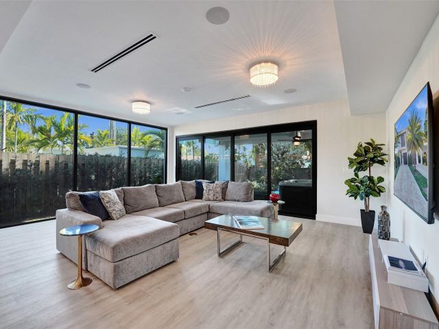 Продажа дома по адресу 1238 NE 17th Ave 2 - фото 6024862