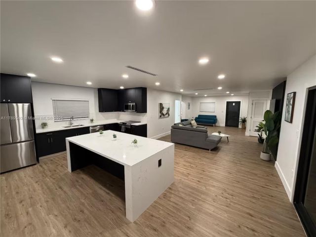 Дом в аренду по адресу 2918 SW 2nd St 2918 - фото 5974775