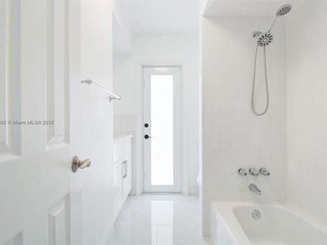 Продажа дома по адресу 8441 NW 18th St - фото 5882840