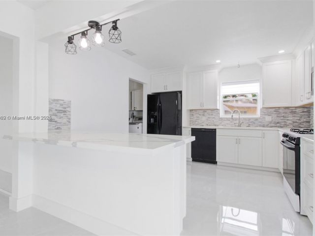 Продажа дома по адресу 8441 NW 18th St - фото 5882843