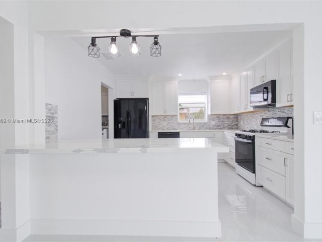 Продажа дома по адресу 8441 NW 18th St - фото 5882853