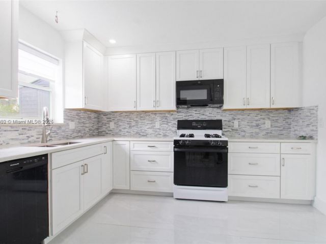 Продажа дома по адресу 8441 NW 18th St - фото 5882854