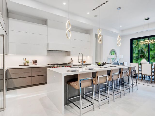 Продажа дома по адресу 1133 NE 3rd Avenue - фото 5942372