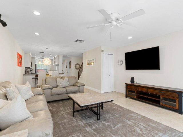 Дом в аренду по адресу 842 SE 19th Avenue 103 - фото 6453246