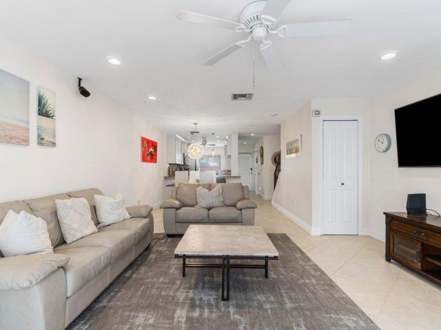 Дом в аренду по адресу 842 SE 19th Avenue 103 - фото 6453247