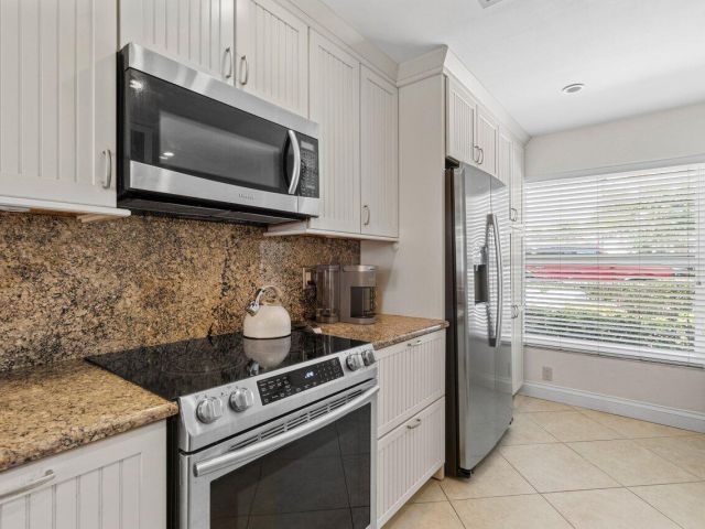 Дом в аренду по адресу 842 SE 19th Avenue 103 - фото 6453250