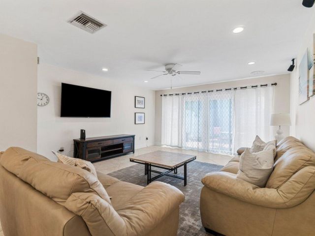 Дом в аренду по адресу 842 SE 19th Avenue 103 - фото 6453254