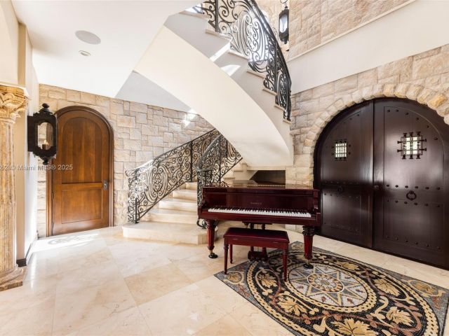 Дом в аренду по адресу 6016 Leonardo St - фото 5888353