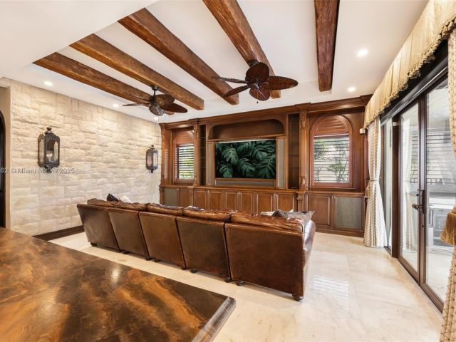 Дом в аренду по адресу 6016 Leonardo St - фото 5888356