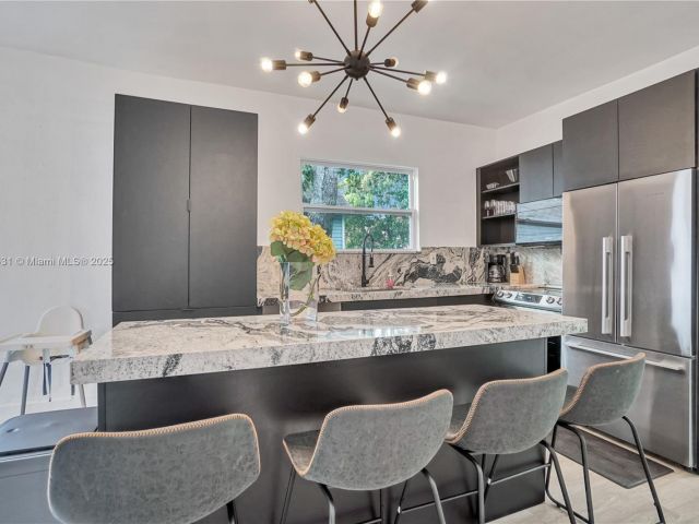 Продажа дома по адресу 473 NE 61st St - фото 5885264