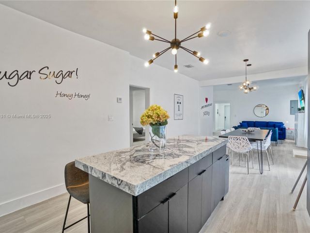 Продажа дома по адресу 473 NE 61st St - фото 5885267