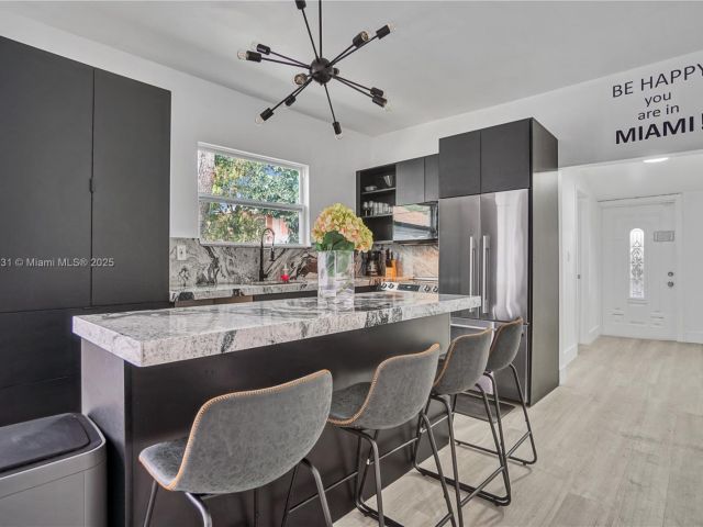 Продажа дома по адресу 473 NE 61st St - фото 5885268