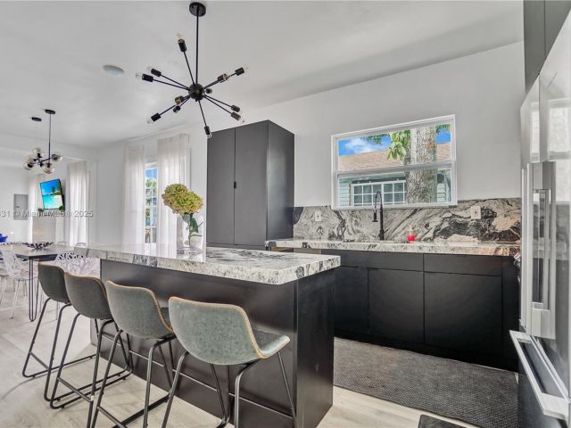 Продажа дома по адресу 473 NE 61st St - фото 5885269