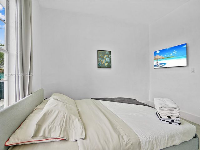 Продажа дома по адресу 473 NE 61st St - фото 5885271