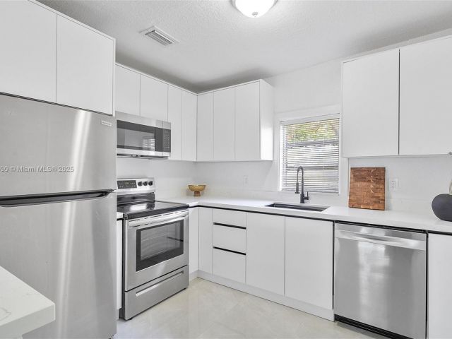 Продажа дома по адресу 1810 NW 47th St - фото 5885290