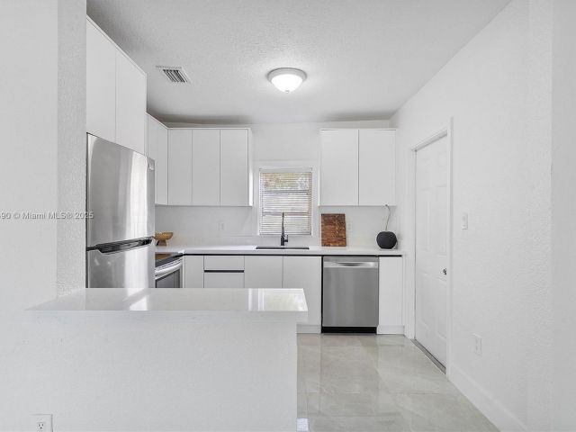 Продажа дома по адресу 1810 NW 47th St - фото 5885295