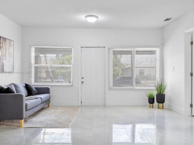 Продажа дома по адресу 1810 NW 47th St - фото 5885297